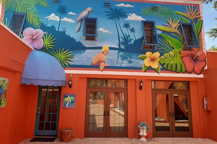 Tropical mural at Villa Serena Inn